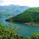 Contraste en los climas entre los valles de Aletsch (el glaciar más grande en el oeste de Eurasia ), Chambéry al pie de los Alpes y el sur del cantón de Tesino (lago de Lugano). Wikimedia Commons